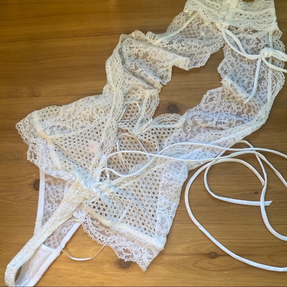 VS Lace Bodysuit🍒 - Picture 2 of 4